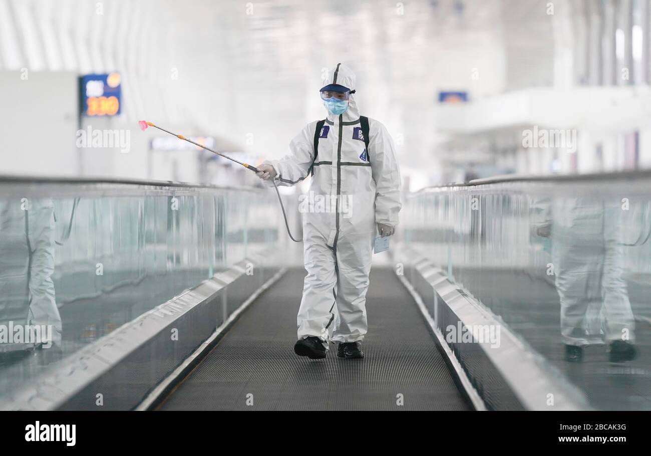 (200404) -- PECHINO, 4 aprile 2020 (Xinhua) -- UN pompiere conduce la disinfezione all'aeroporto internazionale di Wuhan Tianhe a Wuhan, nella provincia centrale cinese di Hubei, 3 aprile 2020. Wuhan, la città cinese più colpita dal romanzo coronavirus focolaio, ha condotto la disinfezione Venerdì sul locale aeroporto come le operazioni riprenderanno presto l'8 aprile quando la città solleva le sue restrizioni di viaggio. L'Aeroporto Internazionale di Wuhan Tianhe ha invitato un team di 161 professionisti a disinfettare una superficie di circa 570 mila metri quadrati nel Terminal 3 dell'aeroporto, ha detto Ye Tao, responsabile della gestione dei terminal in aereo Foto Stock