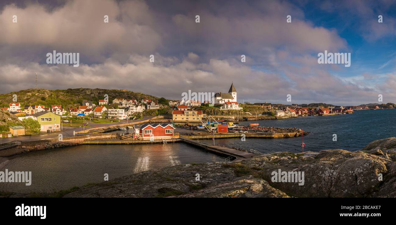 Svezia, Bohuslan, Isola di Tjorn, Skarhamn, skyine cittadina con chiesa di Skarhamn, tramonto Foto Stock