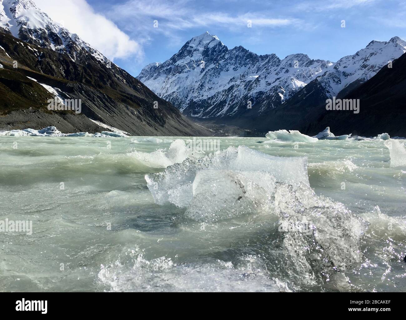Aoraki (Monte Cook) dal lago glaciale di Hooker con ghiaccio glaciale in primo piano Foto Stock