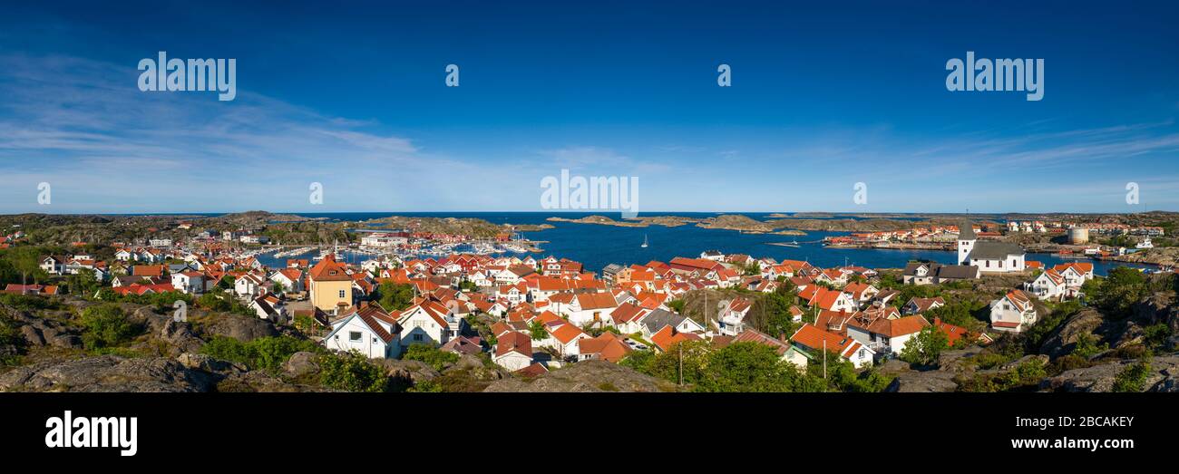 Svezia, Bohuslan, Isola di Tjorn, Skarhamn, vista della città ad alto angolo, alba Foto Stock