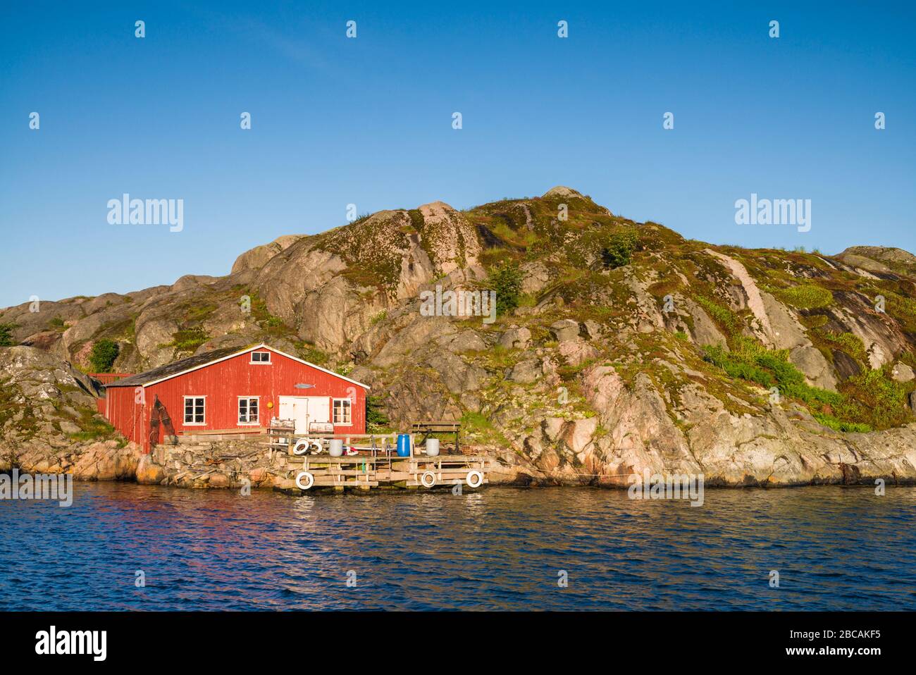Svezia, Bohuslan, Isola di Tjorn, Skarhamn, boathouse rosso Foto Stock