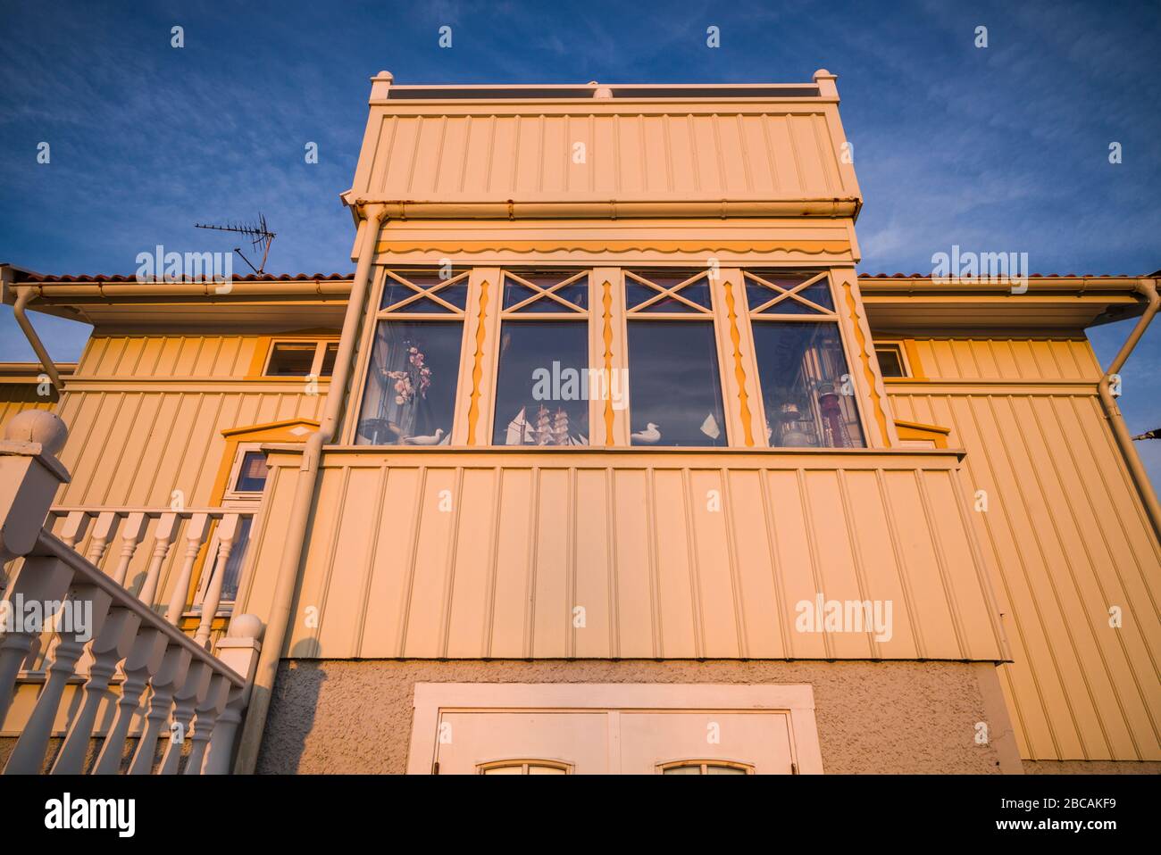 Svezia, Bohuslan, Isola di Tjorn, Skarhamn, dettaglio casa, tramonto Foto Stock