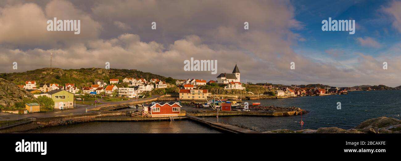 Svezia, Bohuslan, Isola di Tjorn, Skarhamn, skyine cittadina con chiesa di Skarhamn, tramonto Foto Stock