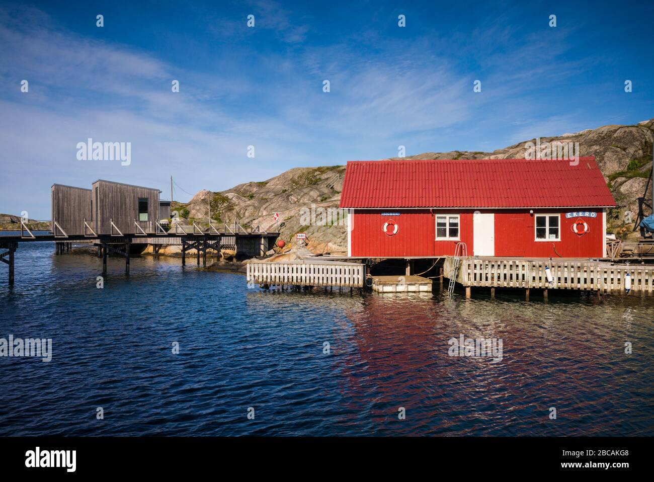 Svezia, Bohuslan, Isola di Tjorn, Skarhamn, boathouse rosso Foto Stock