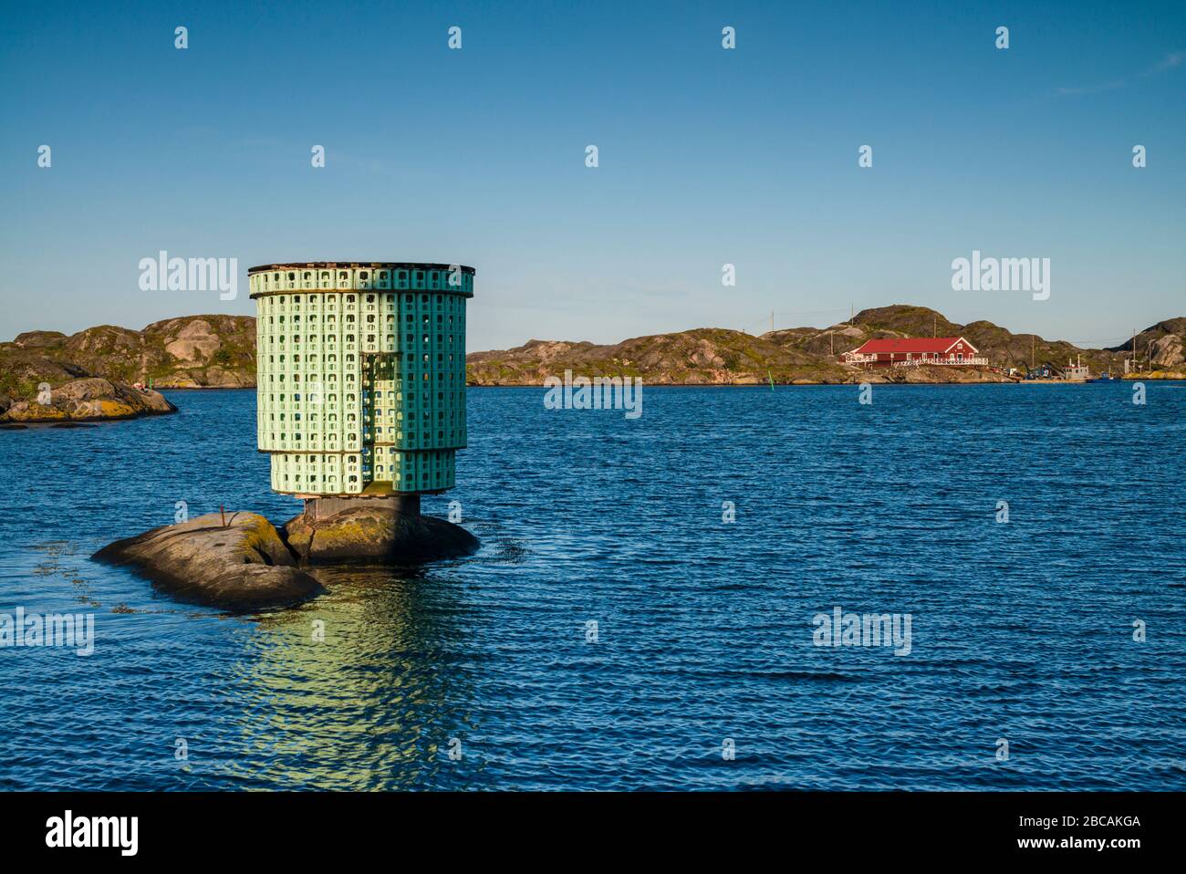 Svezia, Bohuslan, Isola di Tjorn, Skarhamn, Akvarellmuseet, Museo Nordic Watercolor, scultura in casse di latte Foto Stock