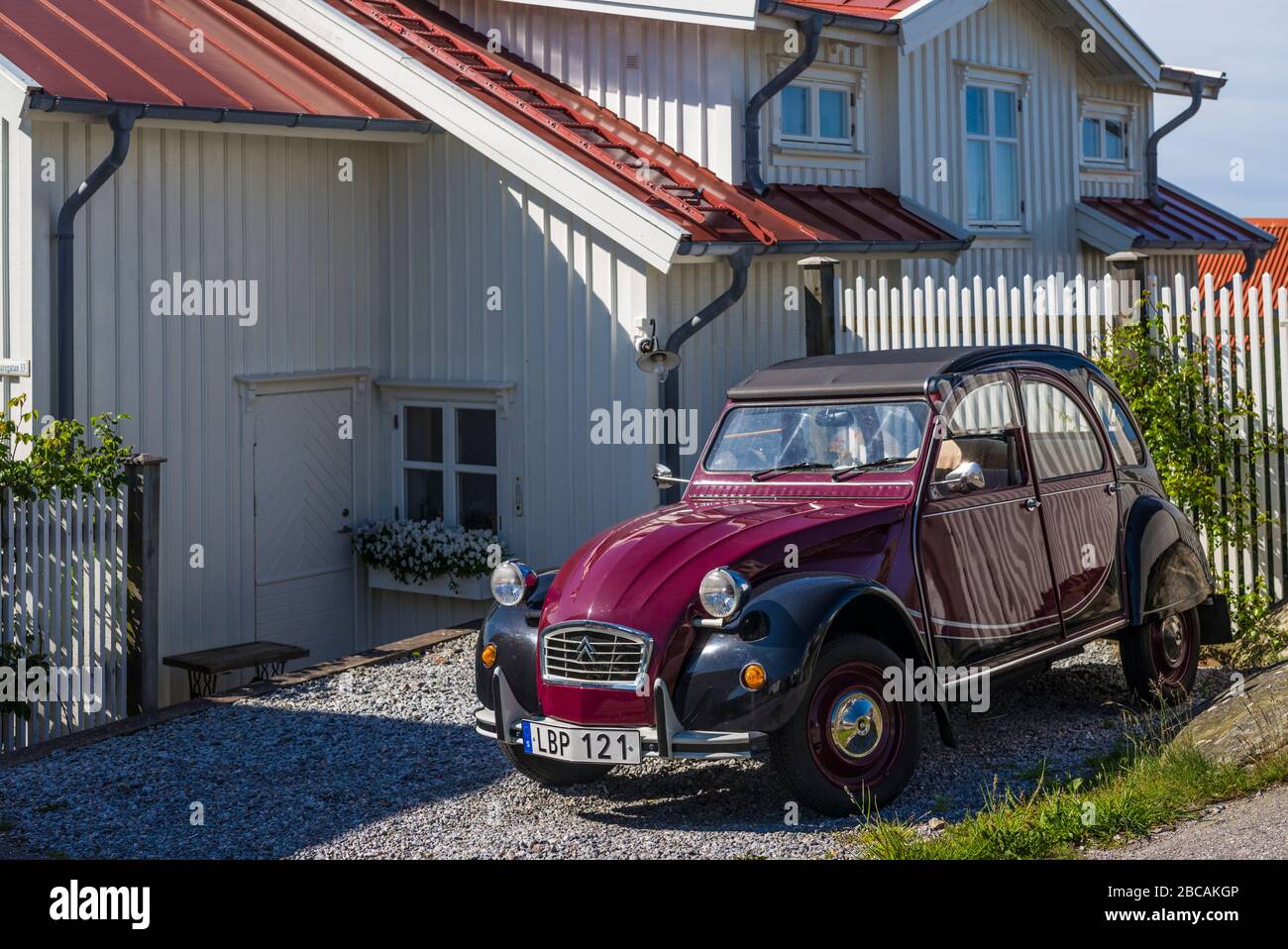 Svezia, Bohuslan, Isola di Tjorn, Ronnang, Citroen 2CV auto Foto Stock