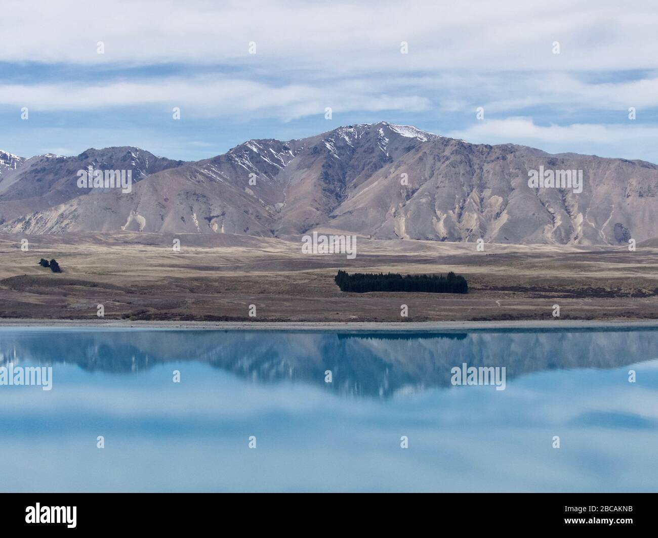 Ammira il lago Tekapo dal monte John Summit, con il riflesso delle montagne in acqua Foto Stock