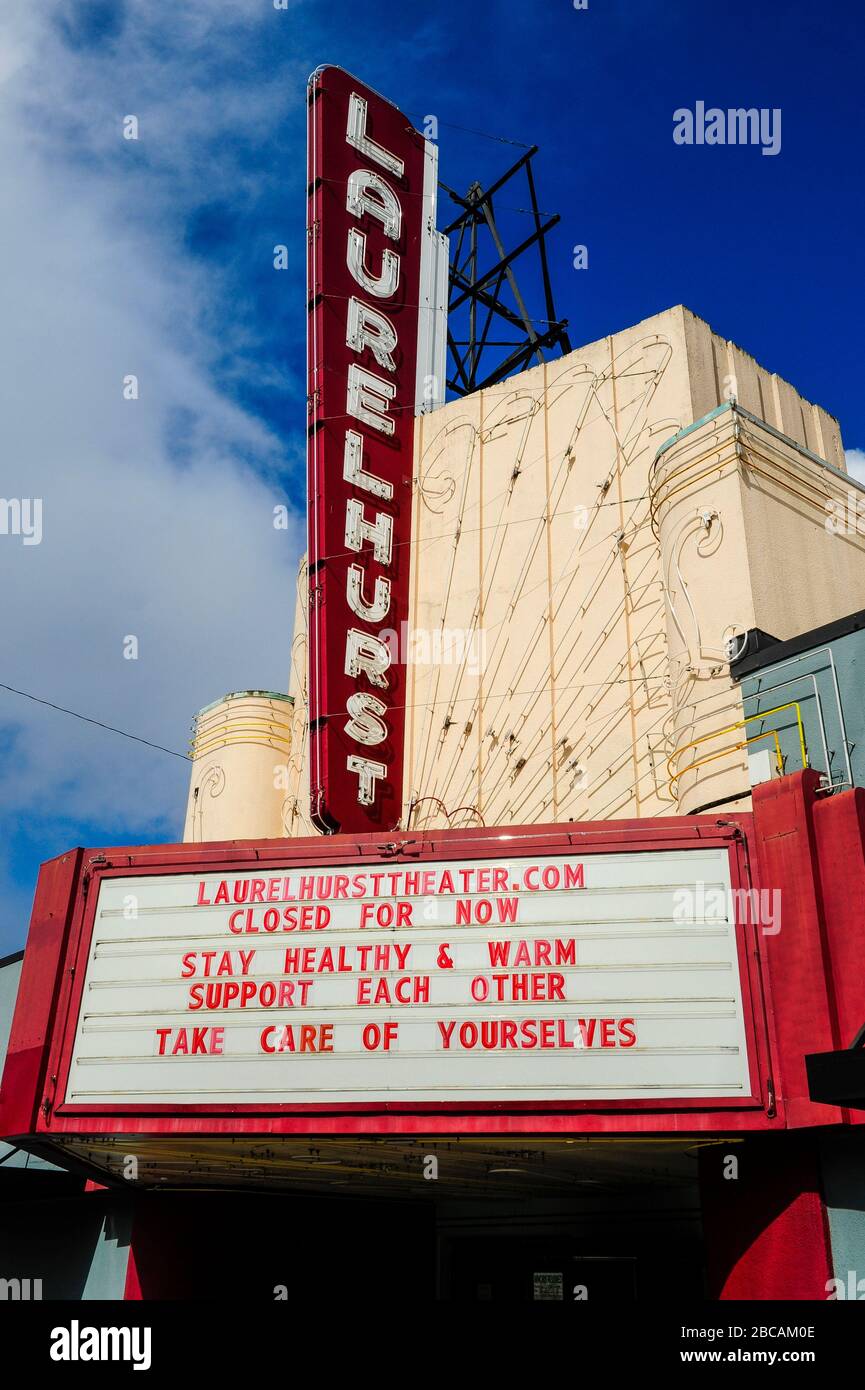 Marquee del Teatro di Laurelhurst che riflette l'ordine obbligatorio di Statewwide Shelter-in-Place dell'Oregon come risposta alla pandemia di Coronavirus di Covid-19 a Portland, Oregon, USA il 31st marzo, 2020. Foto ©Anthony Pidgeon Foto Stock