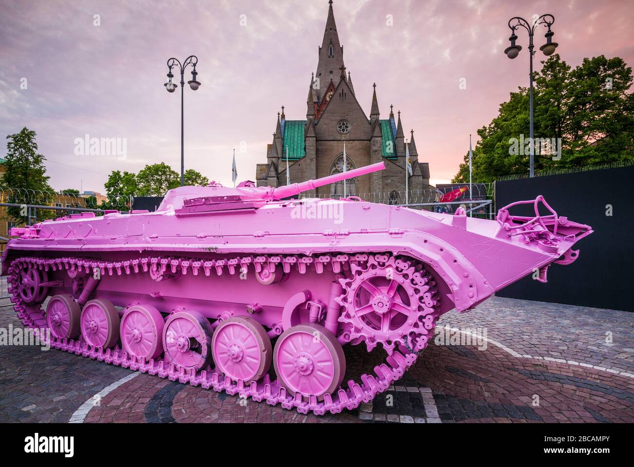 Svezia, Narke, Orebro, Pink Tank, ex blocco sovietico BMP-1 Tank, dipinto di rosa dall'artista ceco David Cerny come un simbolo gay Pride per l'Orebro Open Ar Foto Stock Svezia, Narke, Orebro, Pink Tank, ex blocco sovietico BMP-1 Tank, dipinto di rosa dall'artista ceco David Cerny come un simbolo gay Pride per l'Orebro Open Ar Foto Stock