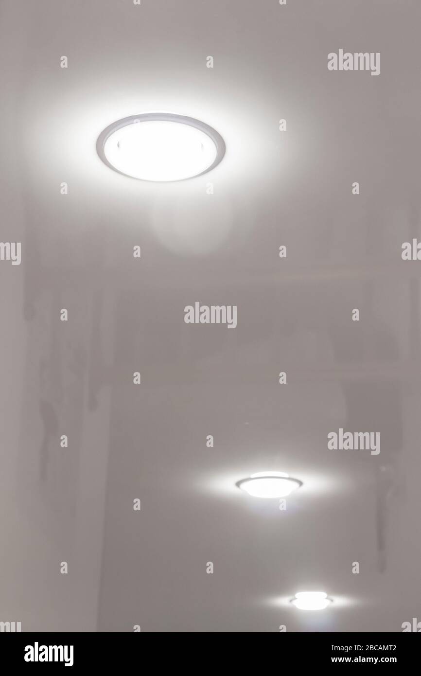 Plafoniere LED incorporate su un soffitto lucido stretch. Foto Stock