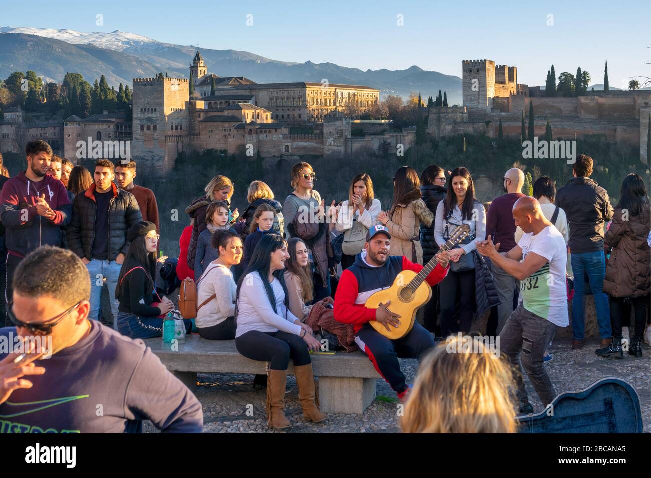 Spagna, Granada, punto panoramico Mirador San Nicolas, chitarrista e pubblico davanti all'Alhambra Foto Stock