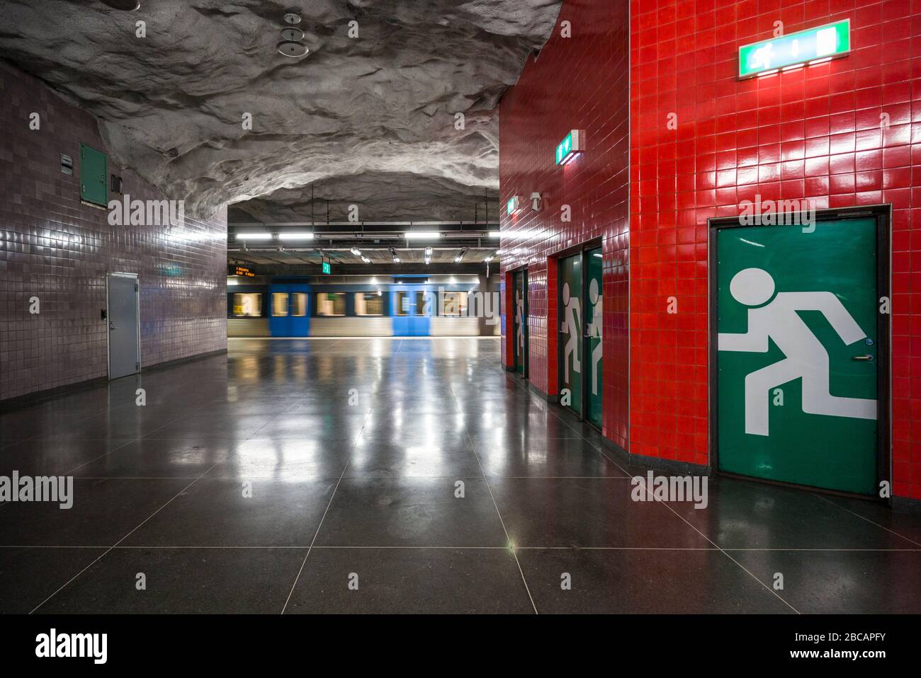 Svezia, Stoccolma, Stockhom Metro, Universitetet Station, porte di uscita di emergenza Foto Stock