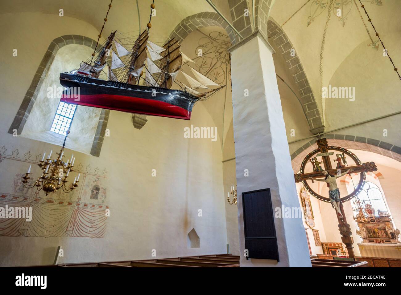 Svezia, Gotland Island, Rute, Rute Kyrka chiesa, interno con nave modello e crocifisso Foto Stock