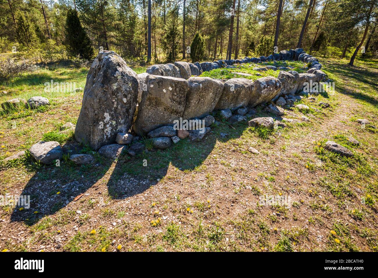 Svezia, Gotland Island, Klinte, Tjelvars Gravv, epoca vichinga, pietre funerarie disposte come lo scafo di una nave Foto Stock