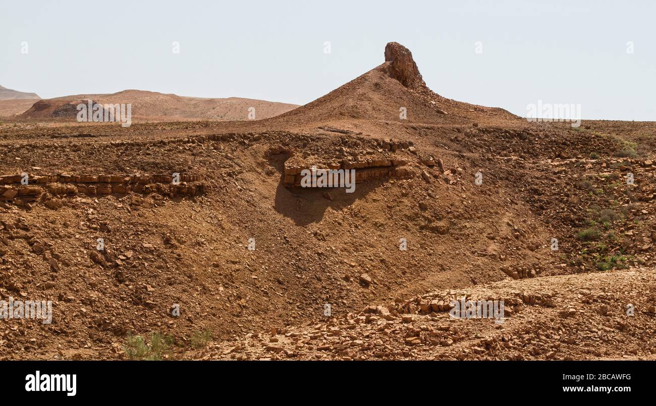 intrusione di diga magmatica nella sabbia arancione rossa e roccia in wadi ardon vicino al parcheggio ramat saharonim nel cratere makhtesh ramon in israele Foto Stock