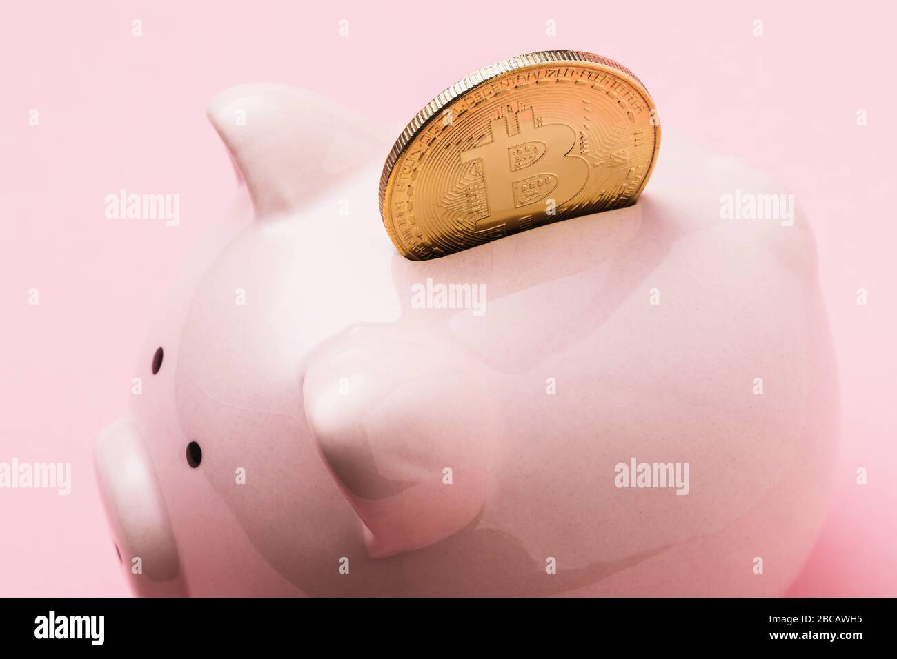 Bitcoin nella banca piggy. Concetto sul tema di immagazzinare denaro in valuta elettronica Foto Stock