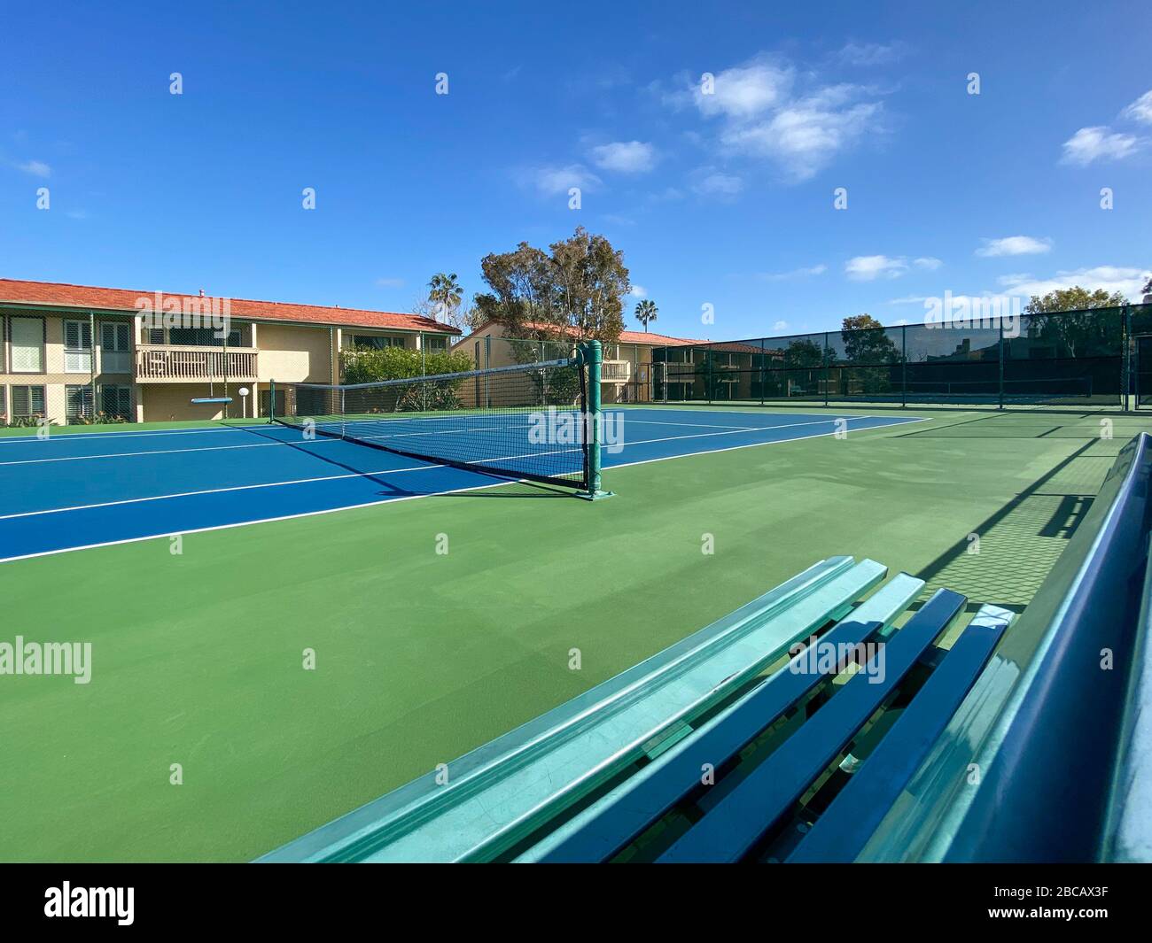 Campo da tennis all'interno del club di tennis tipico condominio a San  Diego, California, USA, Paril 3°, 2020 Foto stock - Alamy