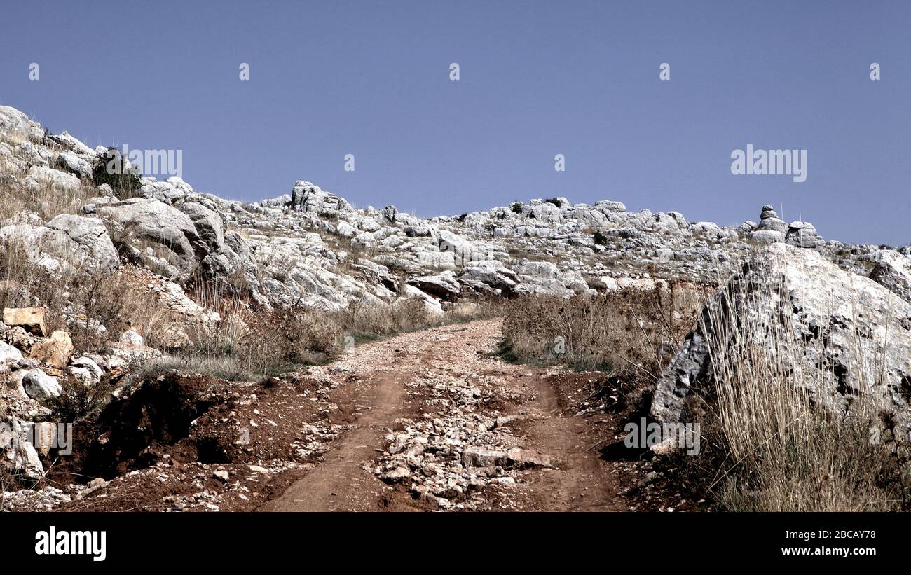 Monte Libano, Zaarour. La strada all'interno delle rocce Foto Stock