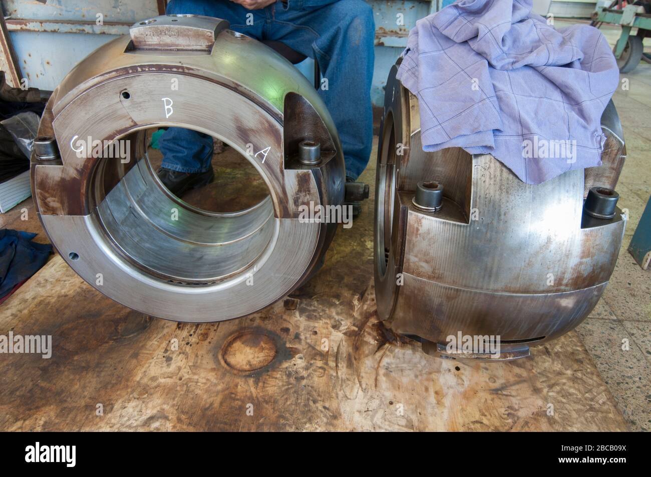 blocco fila industriale, blocco in officina meccanica ispezionato per lavori di manutenzione in una centrale geotermica. Foto Stock