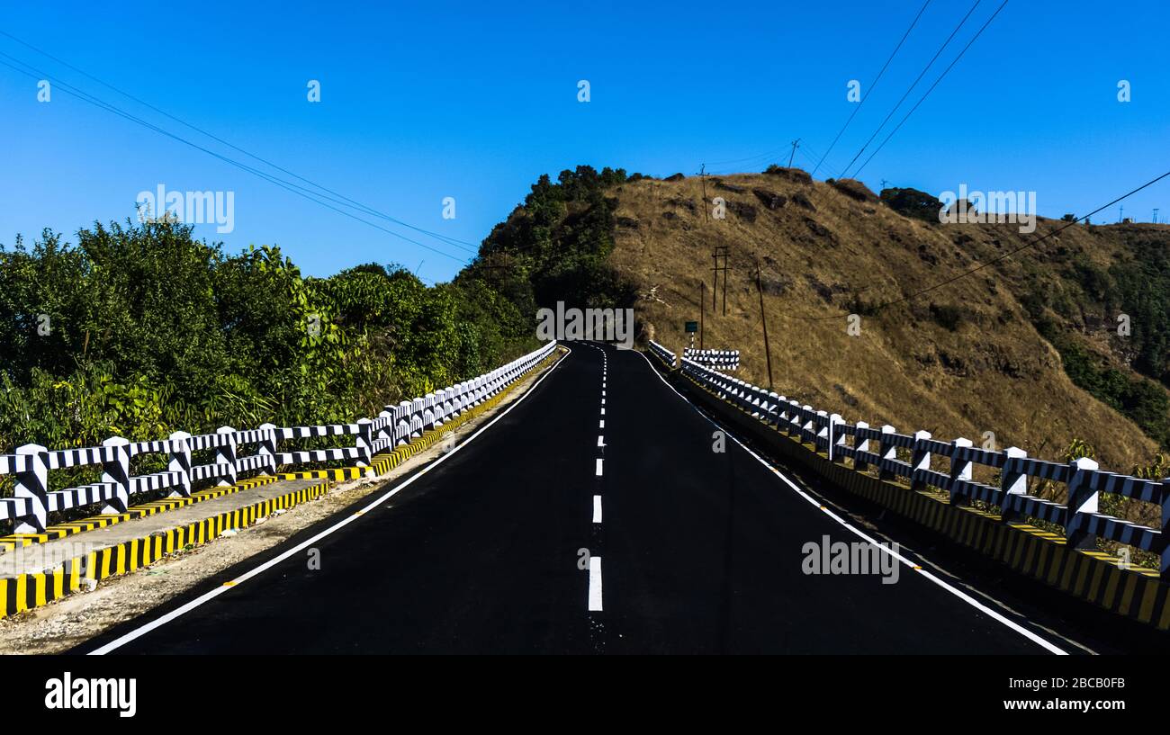 Il bellissimo tramonto si riversa da dorato a rosso a blu Foto Stock