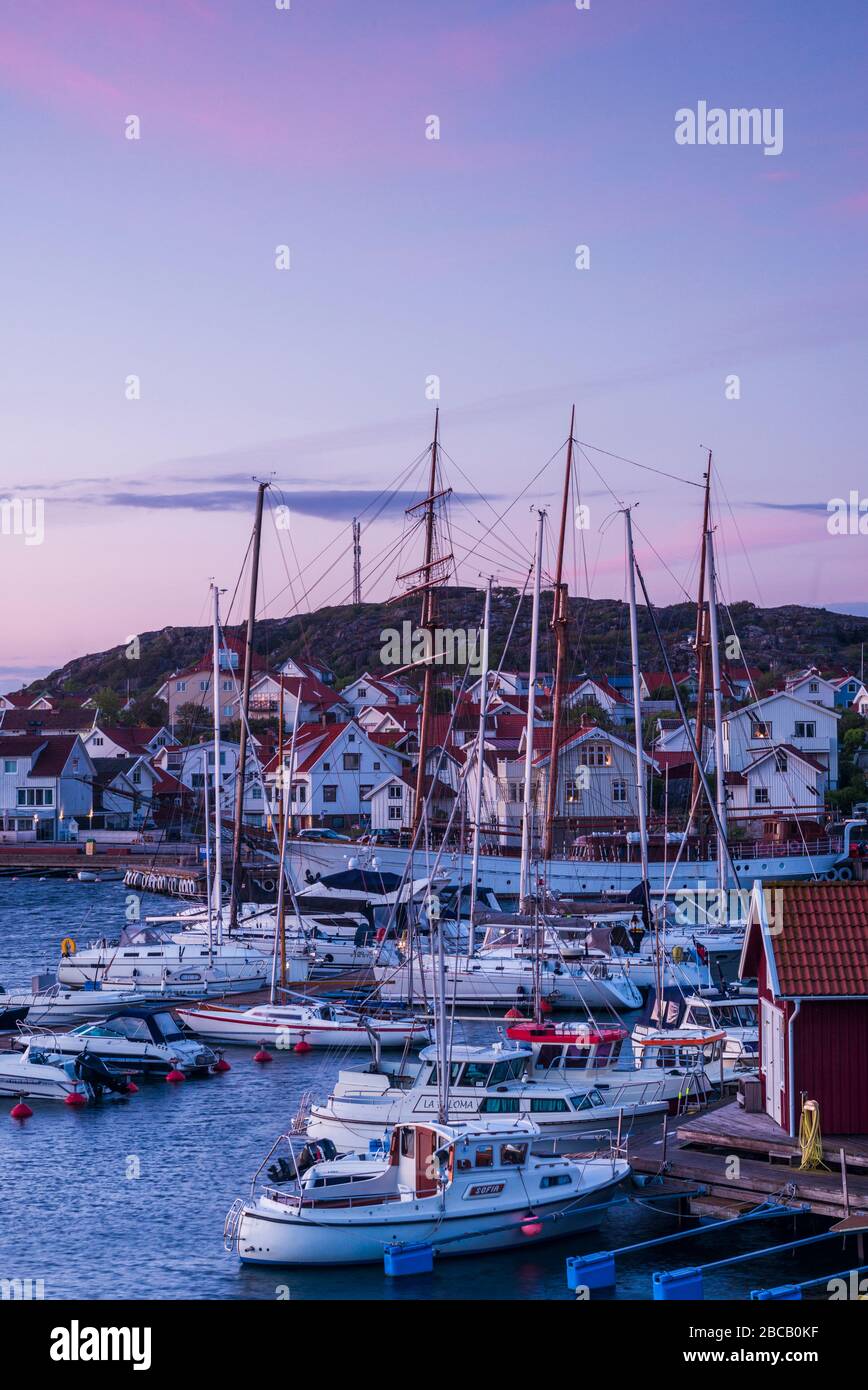 Svezia, Bohuslan, Isola di Tjorn, Skarhamn, marina cittadina, crepuscolo Foto Stock