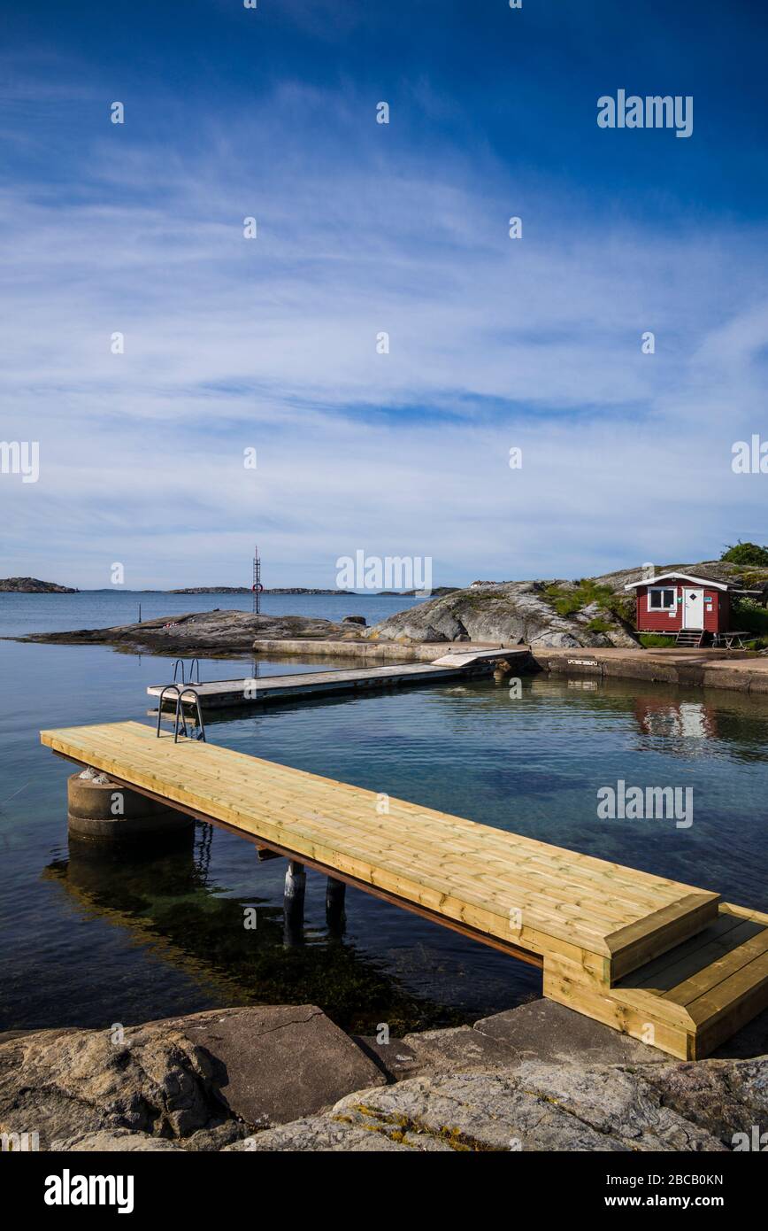 Svezia, Bohuslan, Isola di Tjorn, Kladesholmen, molo di nuoto Foto Stock