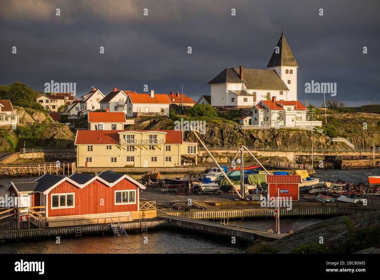 Svezia, Bohuslan, Isola di Tjorn, Skarhamn, skyine cittadina con chiesa di Skarhamn, tramonto Foto Stock