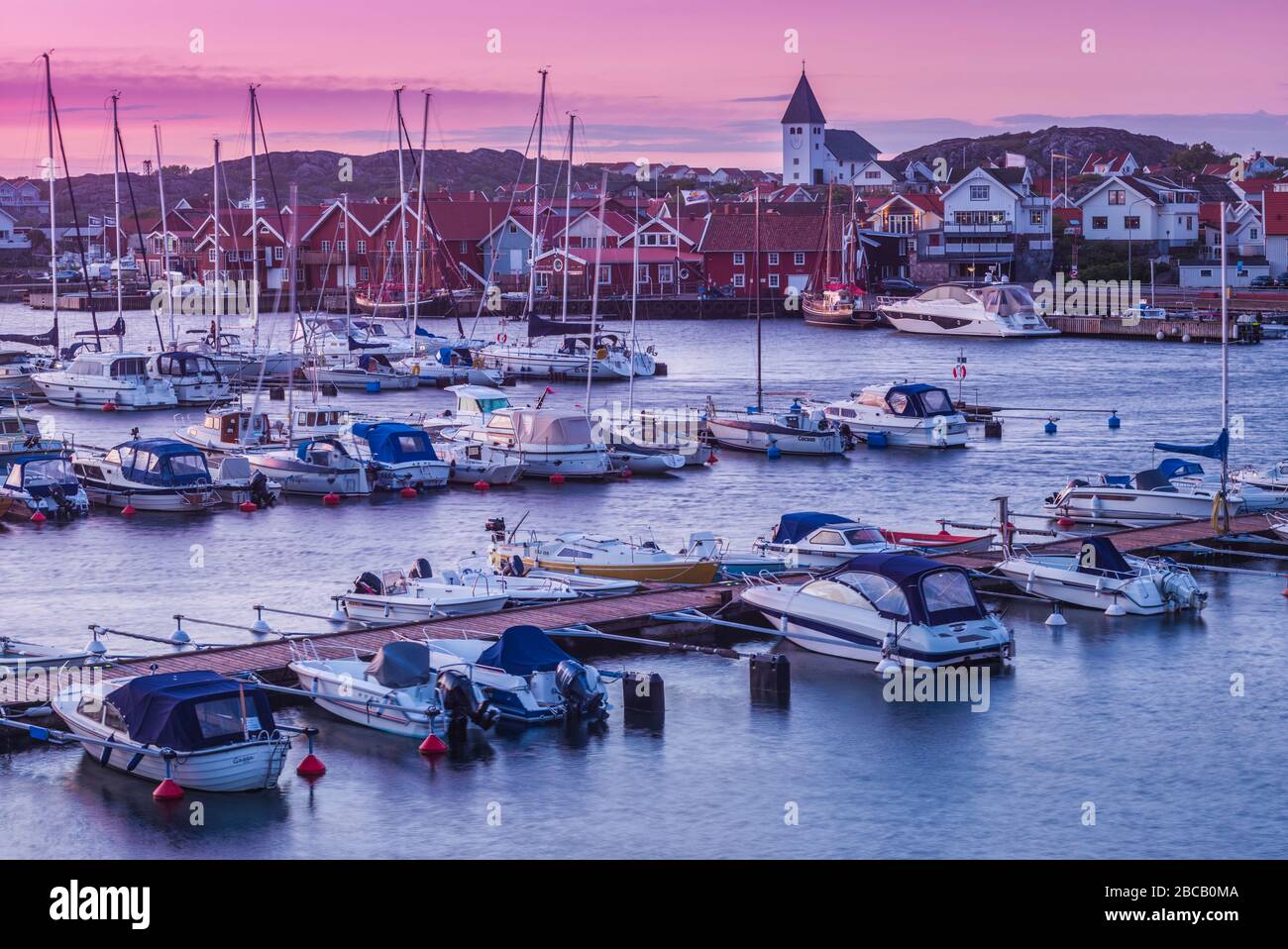 Svezia, Bohuslan, Isola di Tjorn, Skarhamn, città skyoine con la chiesa di Skarhamn, crepuscolo Foto Stock