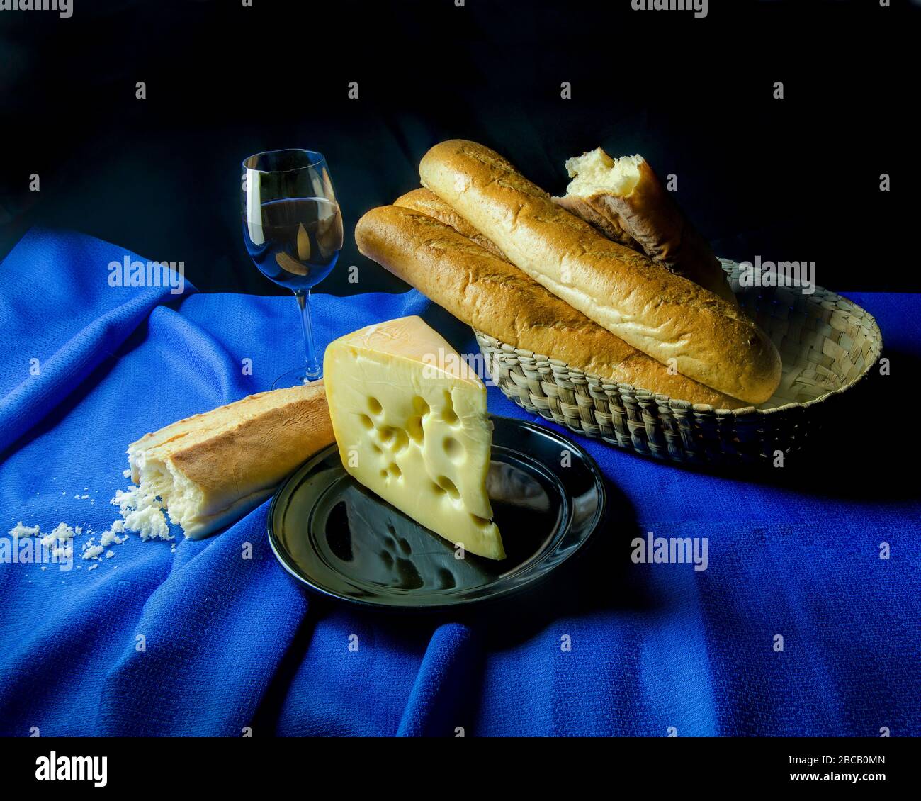 pane e formaggio al vino rosso su un tavolo come parte della fotografia di natura morta e della fotografia di cibo scuro Foto Stock