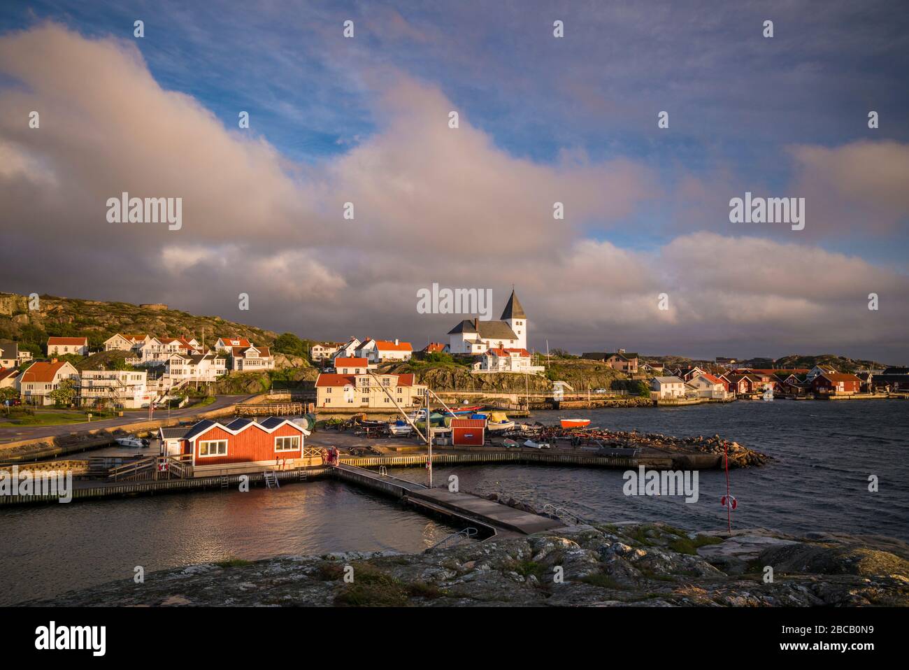Svezia, Bohuslan, Isola di Tjorn, Skarhamn, skyine cittadina con chiesa di Skarhamn, tramonto Foto Stock