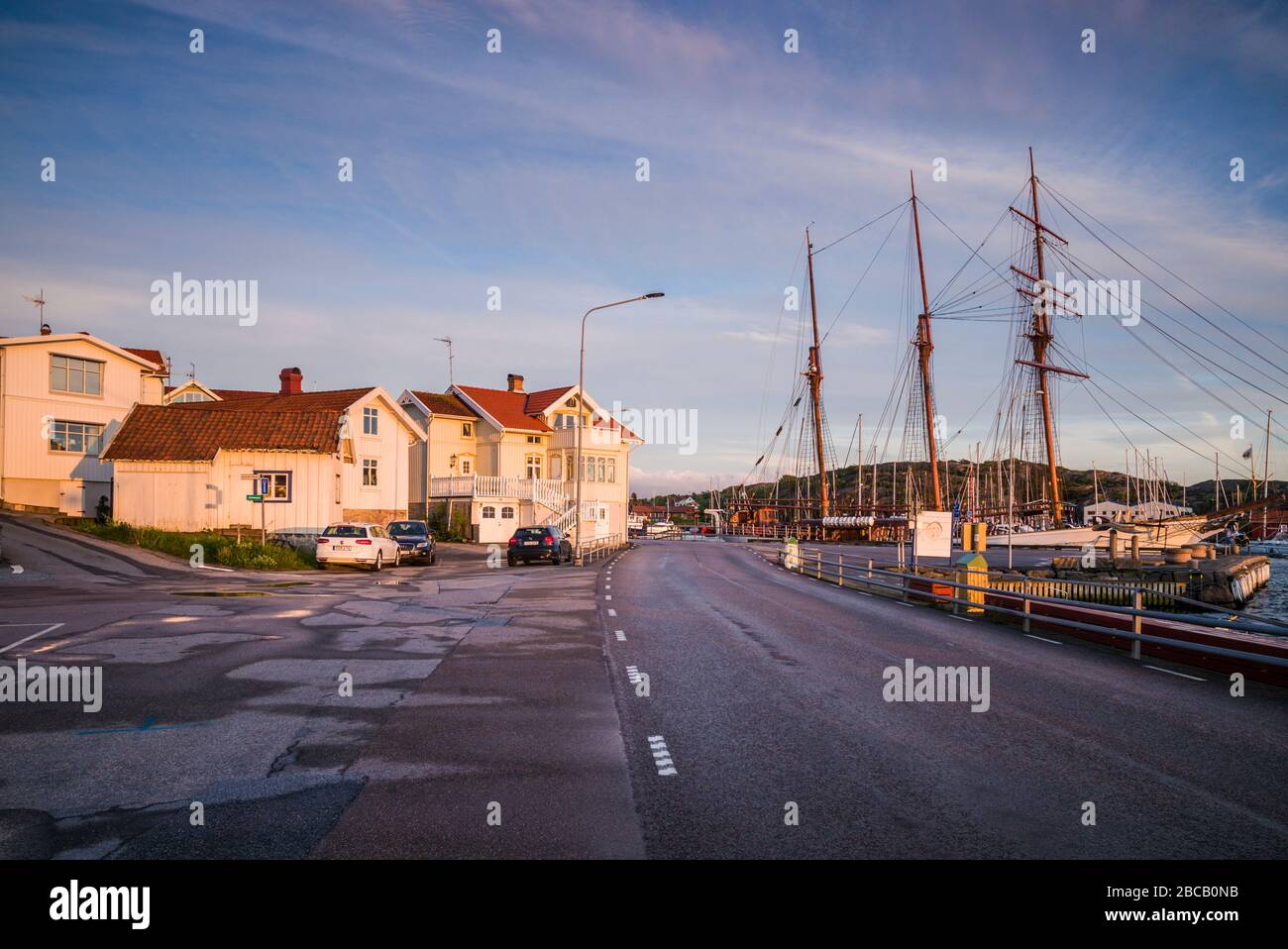 Svezia, Bohuslan, Isola di Tjorn, Skarhamn, porto cittadino, tramonto Foto Stock