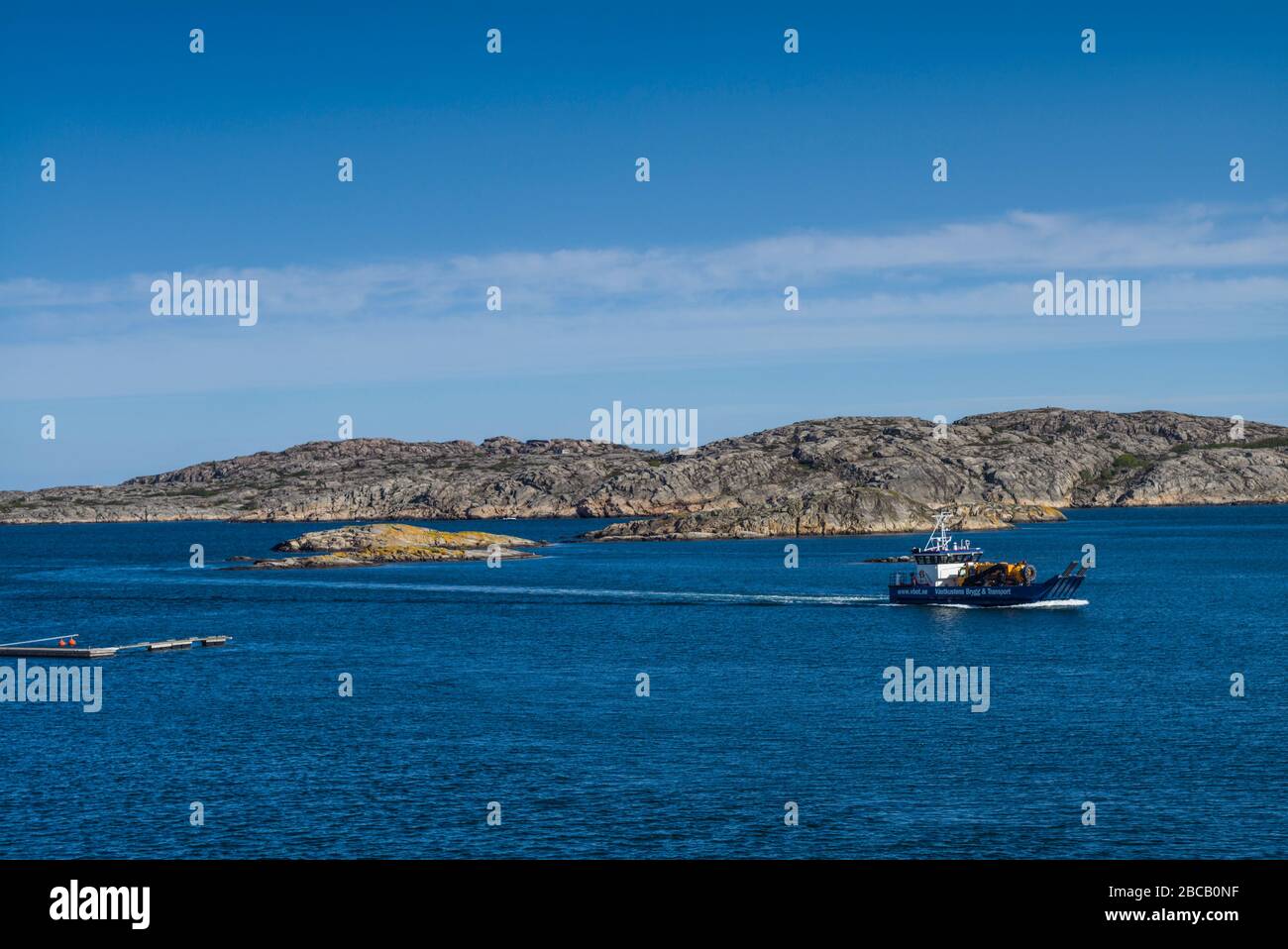 Svezia, Bohuslan, Isola di Tjorn, Kladesholmen, piccolo traghetto costiero Foto Stock