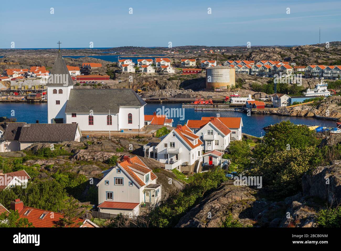 Svezia, Bohuslan, Isola di Tjorn, Skarhamn, vista della città ad alto angolo, alba Foto Stock