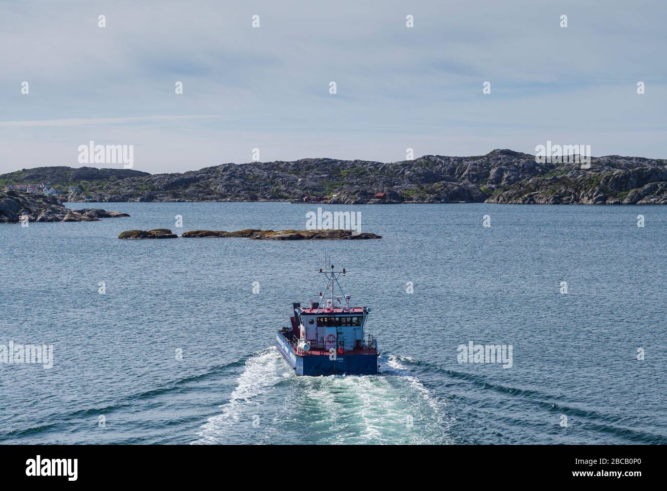 Svezia, Bohuslan, Isola di Tjorn, Kladesholmen, piccolo traghetto costiero Foto Stock