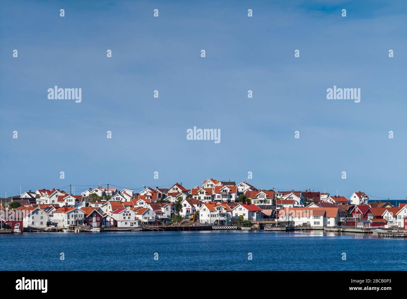 Svezia, Bohuslan, Isola di Tjorn, Kladesholmen, una vista del villaggio e del porto Foto Stock