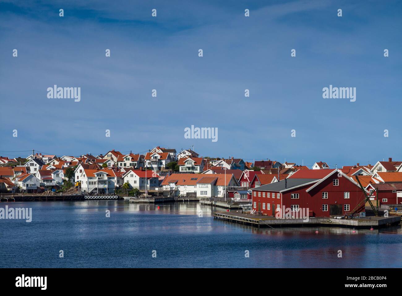 Svezia, Bohuslan, Isola di Tjorn, Kladesholmen, una vista del villaggio e del porto Foto Stock