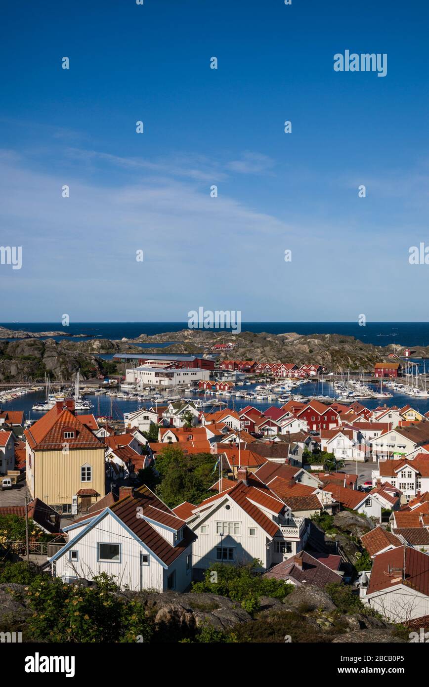 Svezia, Bohuslan, Isola di Tjorn, Skarhamn, vista della città ad alto angolo, alba Foto Stock