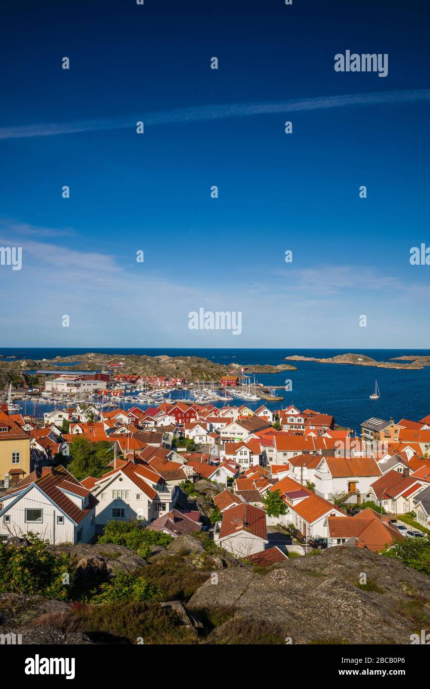 Svezia, Bohuslan, Isola di Tjorn, Skarhamn, vista della città ad alto angolo, alba Foto Stock