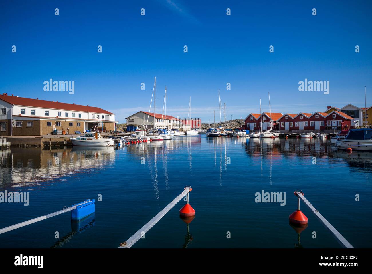 Svezia, Bohuslan, Isola di Tjorn, Kladesholmen, una vista del villaggio e del porto Foto Stock