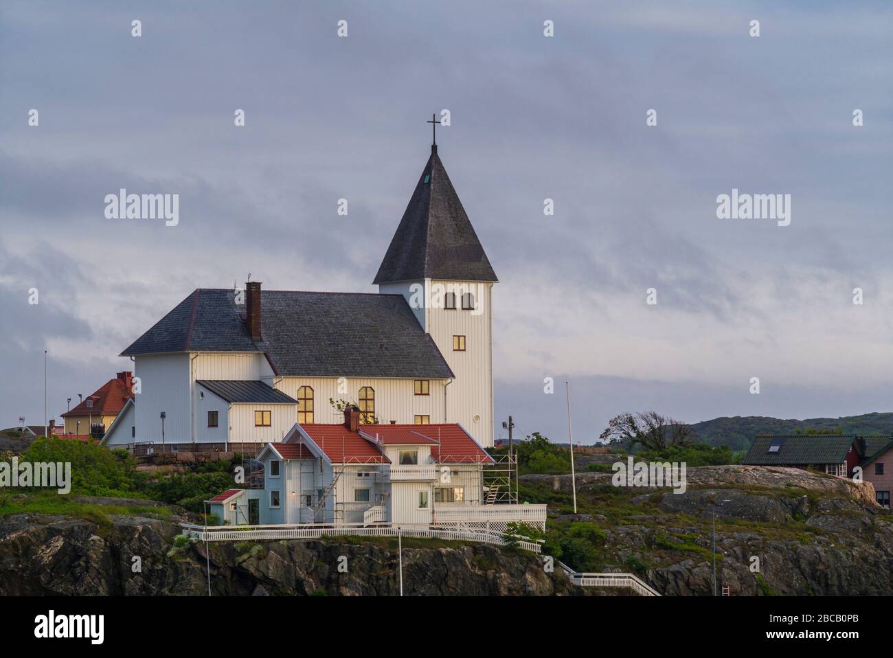 Svezia, Bohuslan, Isola di Tjorn, Skarhamn, chiesa di Skarhamns kyrka, tardo pomeriggio Foto Stock