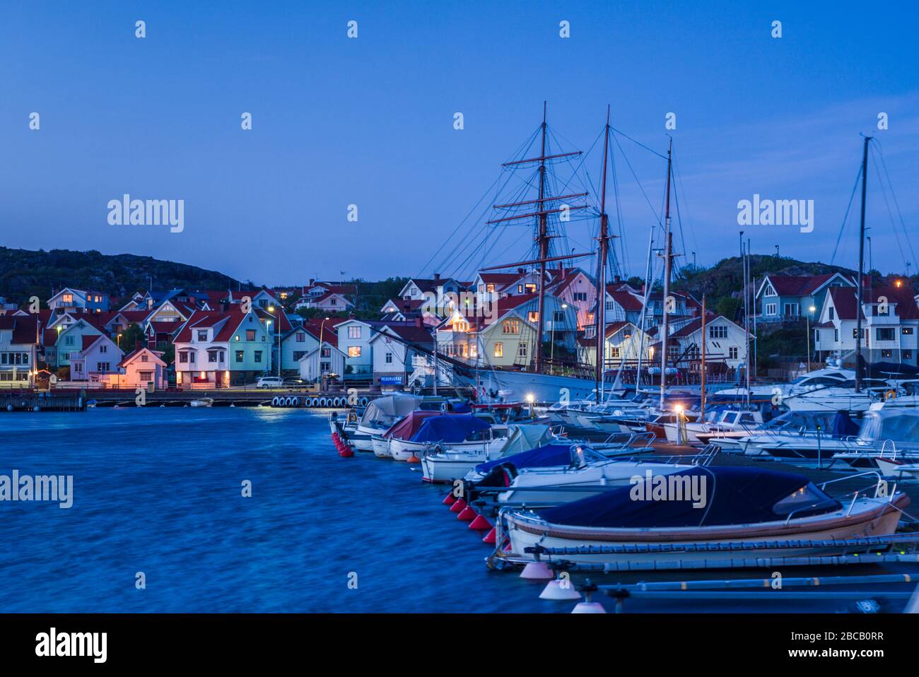 Svezia, Bohuslan, Isola di Tjorn, Skarhamn, marina cittadina, crepuscolo Foto Stock