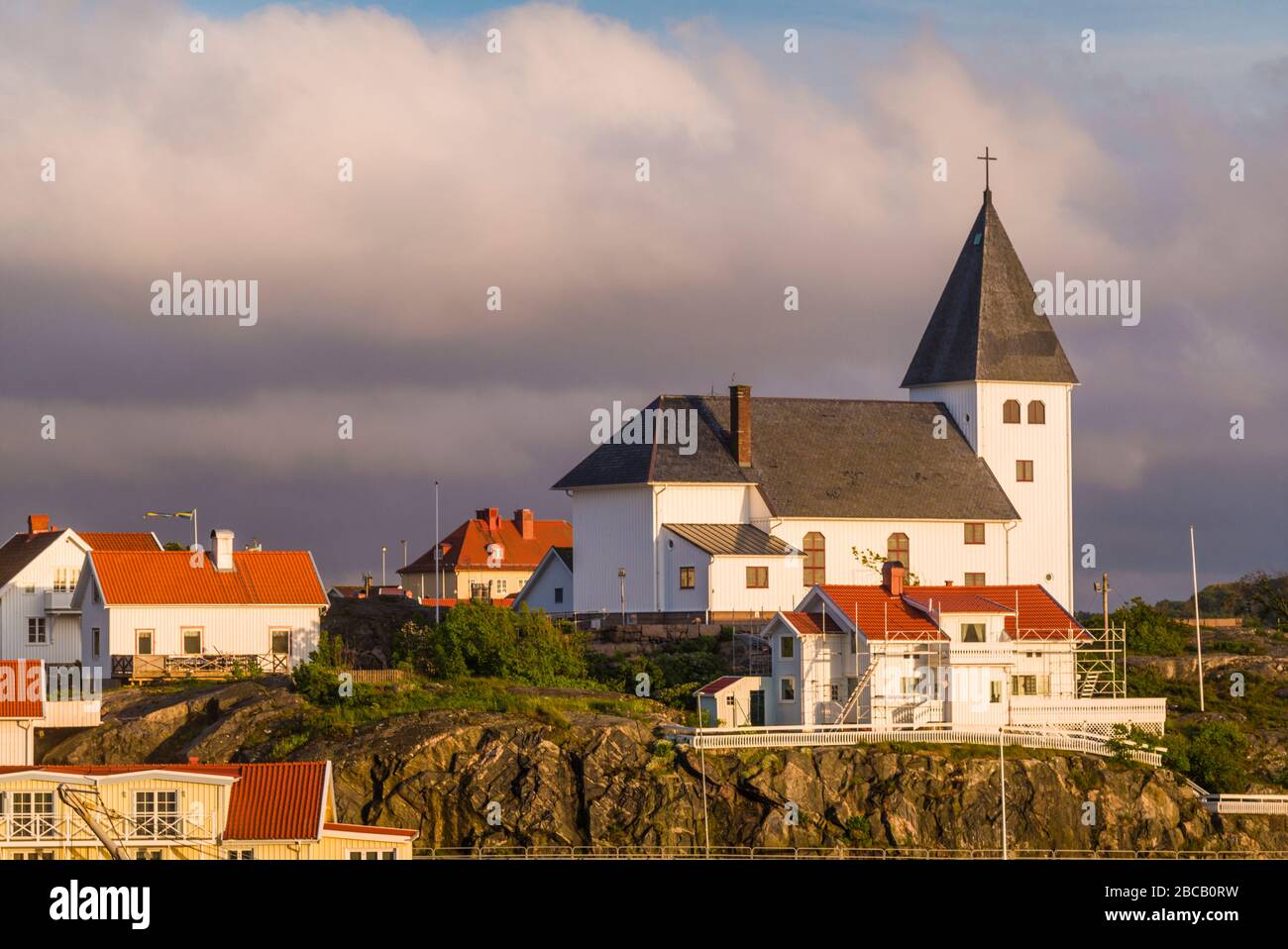 Svezia, Bohuslan, Isola di Tjorn, Skarhamn, chiesa di Skarhamns kyrka, tardo pomeriggio Foto Stock