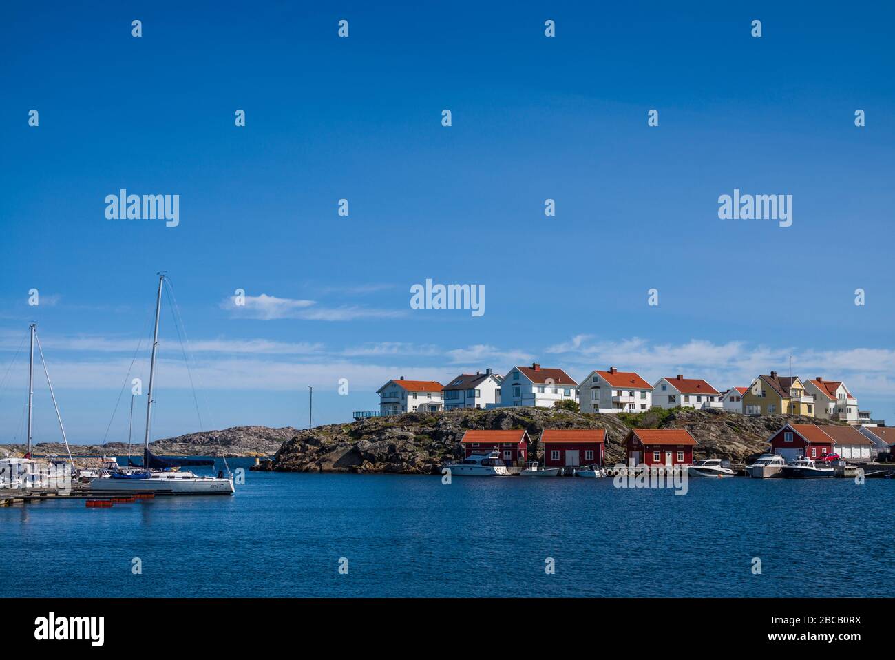 Svezia, Bohuslan, Isola di Tjorn, Ronnang, villaggio e porto Foto Stock