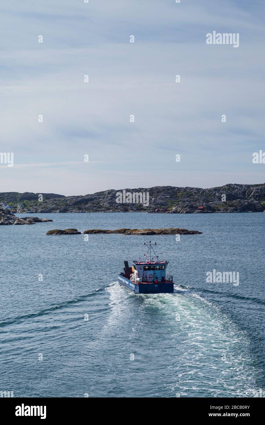 Svezia, Bohuslan, Isola di Tjorn, Kladesholmen, piccolo traghetto costiero Foto Stock