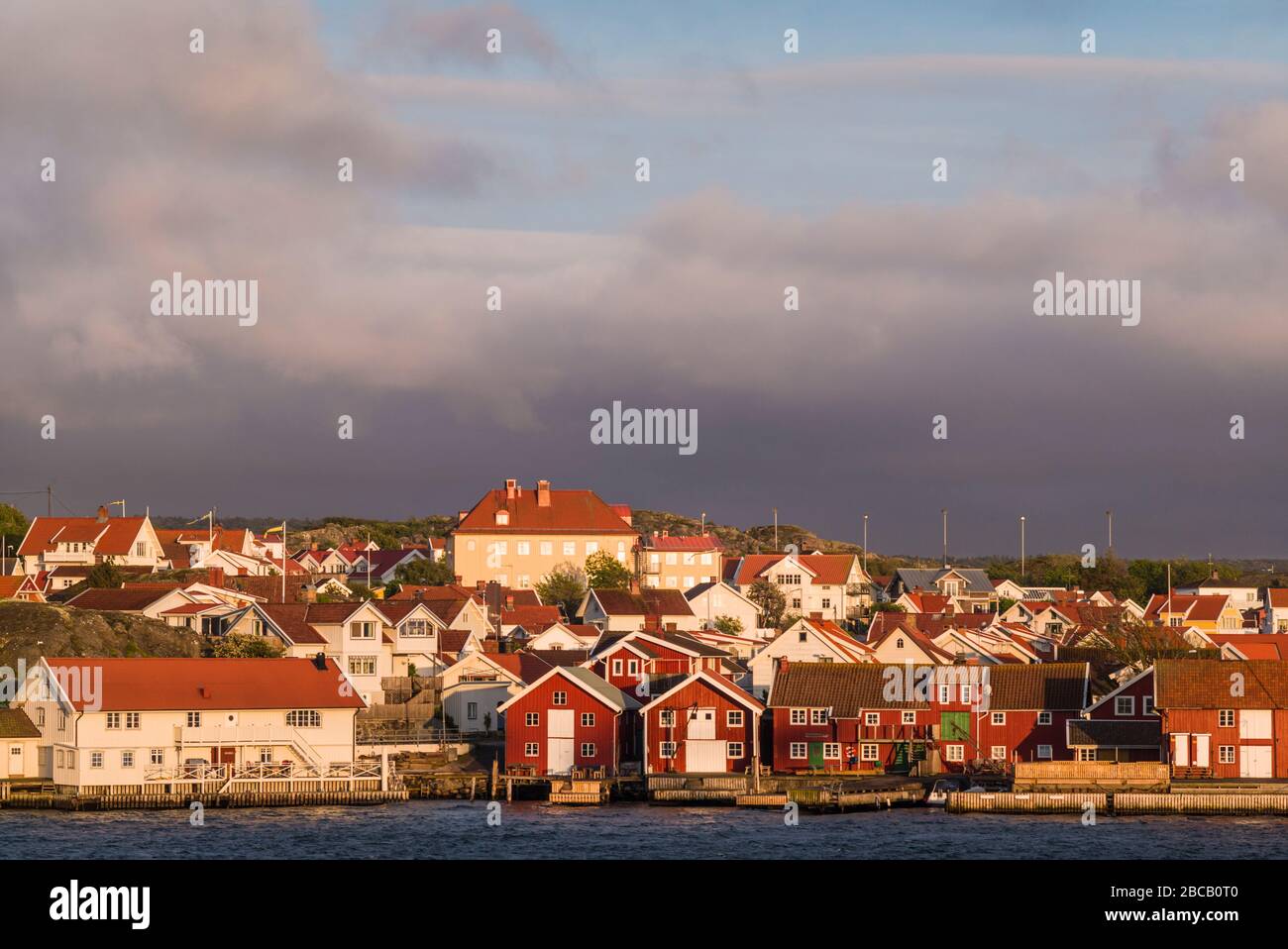 Svezia, Bohuslan, Isola di Tjorn, Skarhamn, skyline della città, tramonto Foto Stock