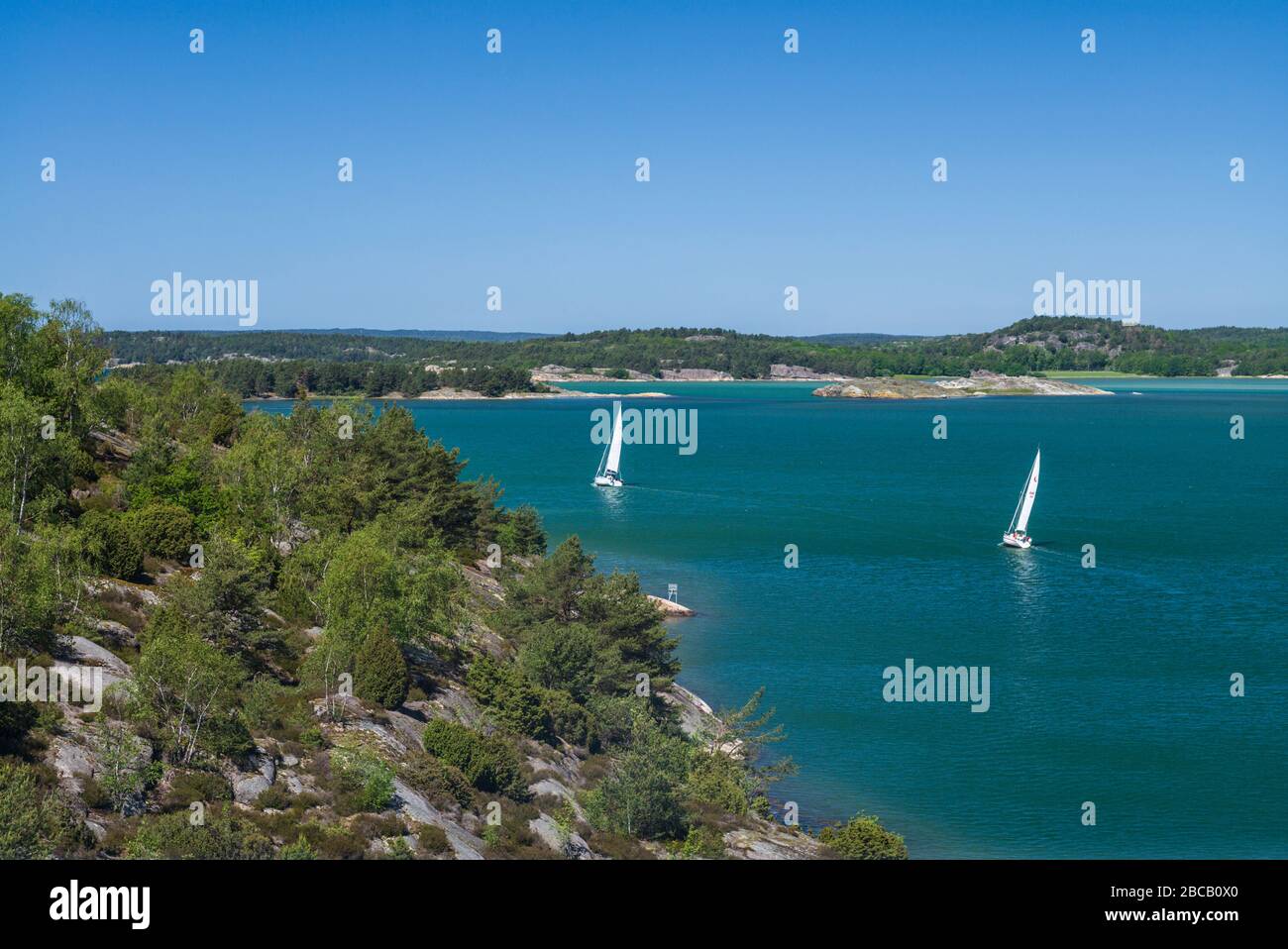 Svezia, Bohuslan, Isola di Tjorn, Varekil, piccola barca vista dal ponte di Skapesundbron Foto Stock
