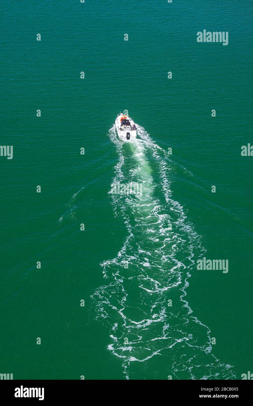 Svezia, Bohuslan, Isola di Tjorn, Varekil, piccola barca vista dal ponte di Skapesundbron Foto Stock