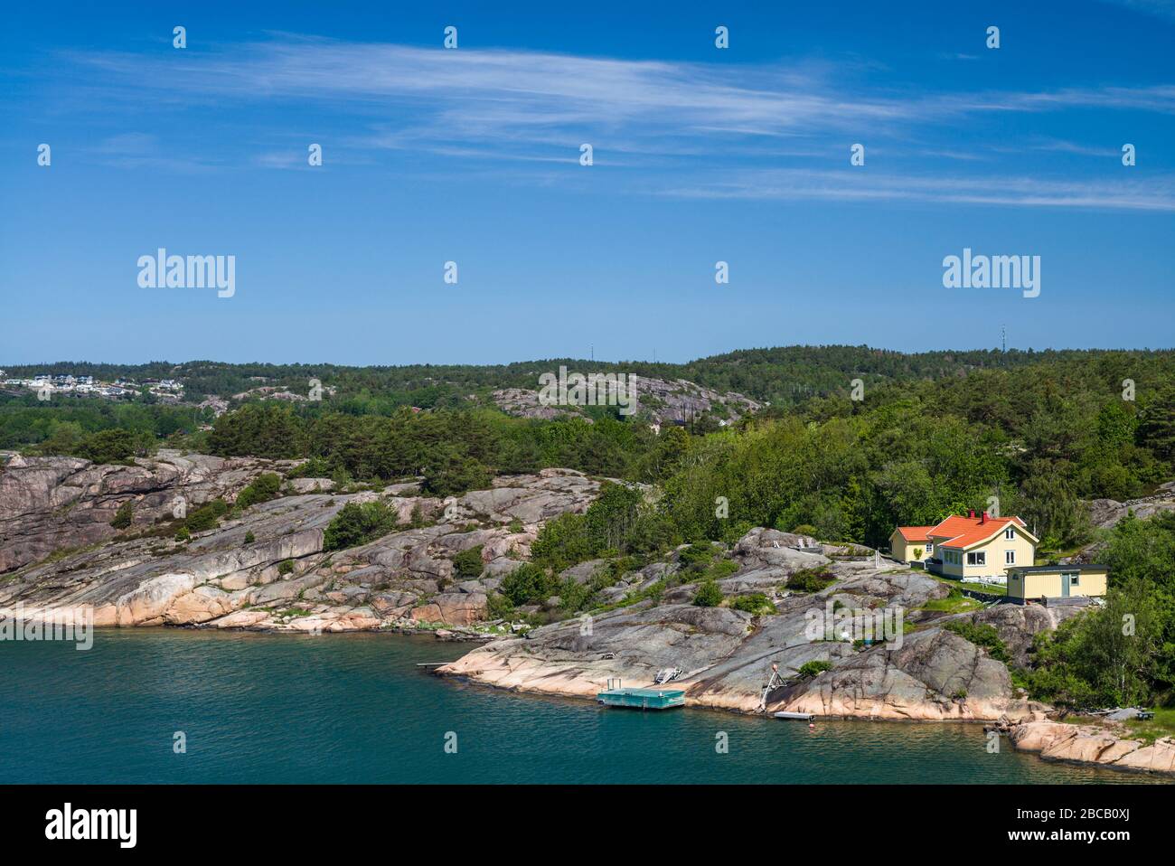 Svezia, Bohuslan, Isola di Tjorn, Varekil, vista della costa ad alto angolo dal ponte di Skapesundbron Foto Stock