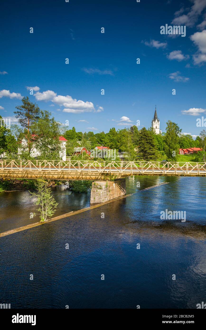 Svezia, Varmland, Sunne, vista sulla città con la chiesa Sunne Kyrka Foto Stock