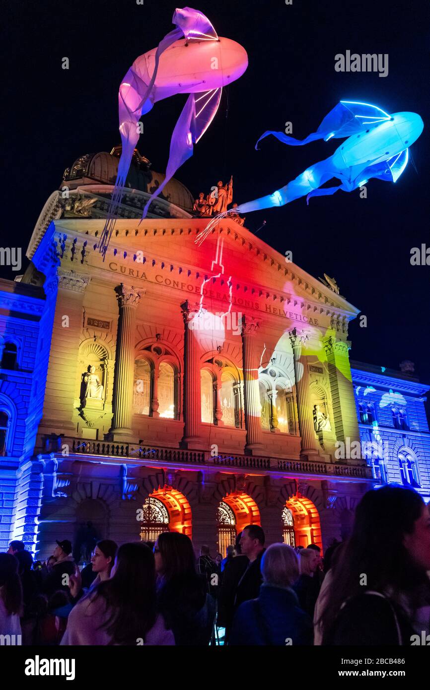 Il Bundeshaus è illuminato in modo luminoso per la Notte dei Musei a Berna. Foto Stock